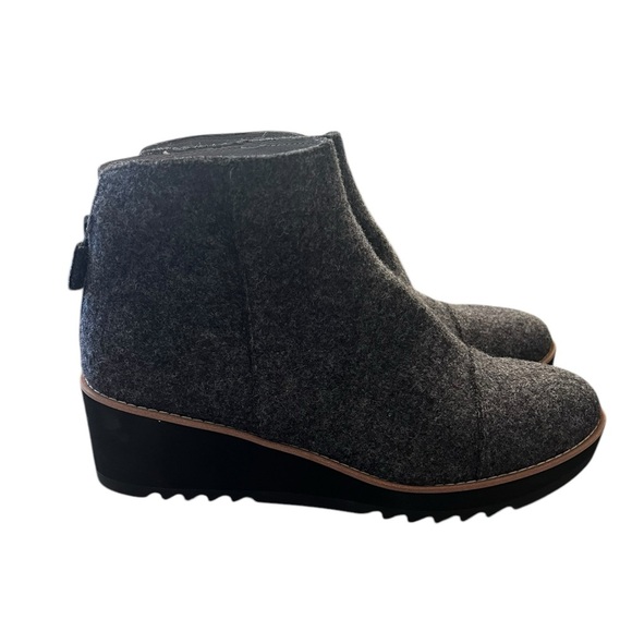 NWOB Eileen Fisher Women’s Loyal Wedge Booties in Charcoal Felt size 9 - Picture 3 of 7
